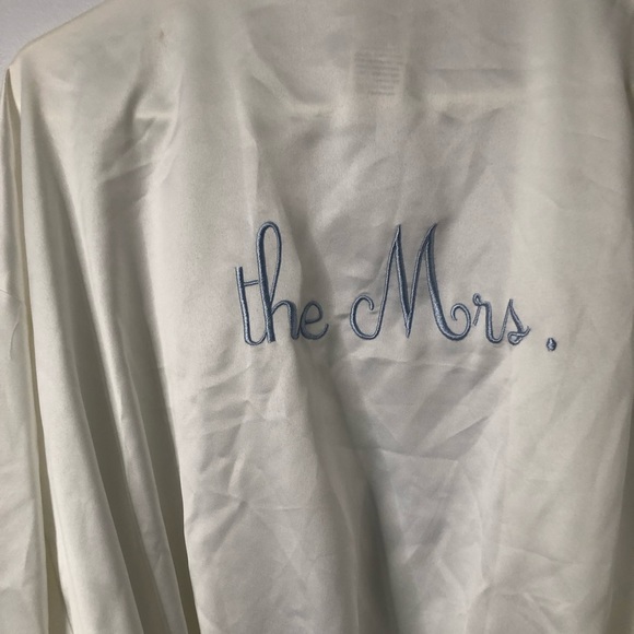 The Mrs. Robe - Picture 7 of 8